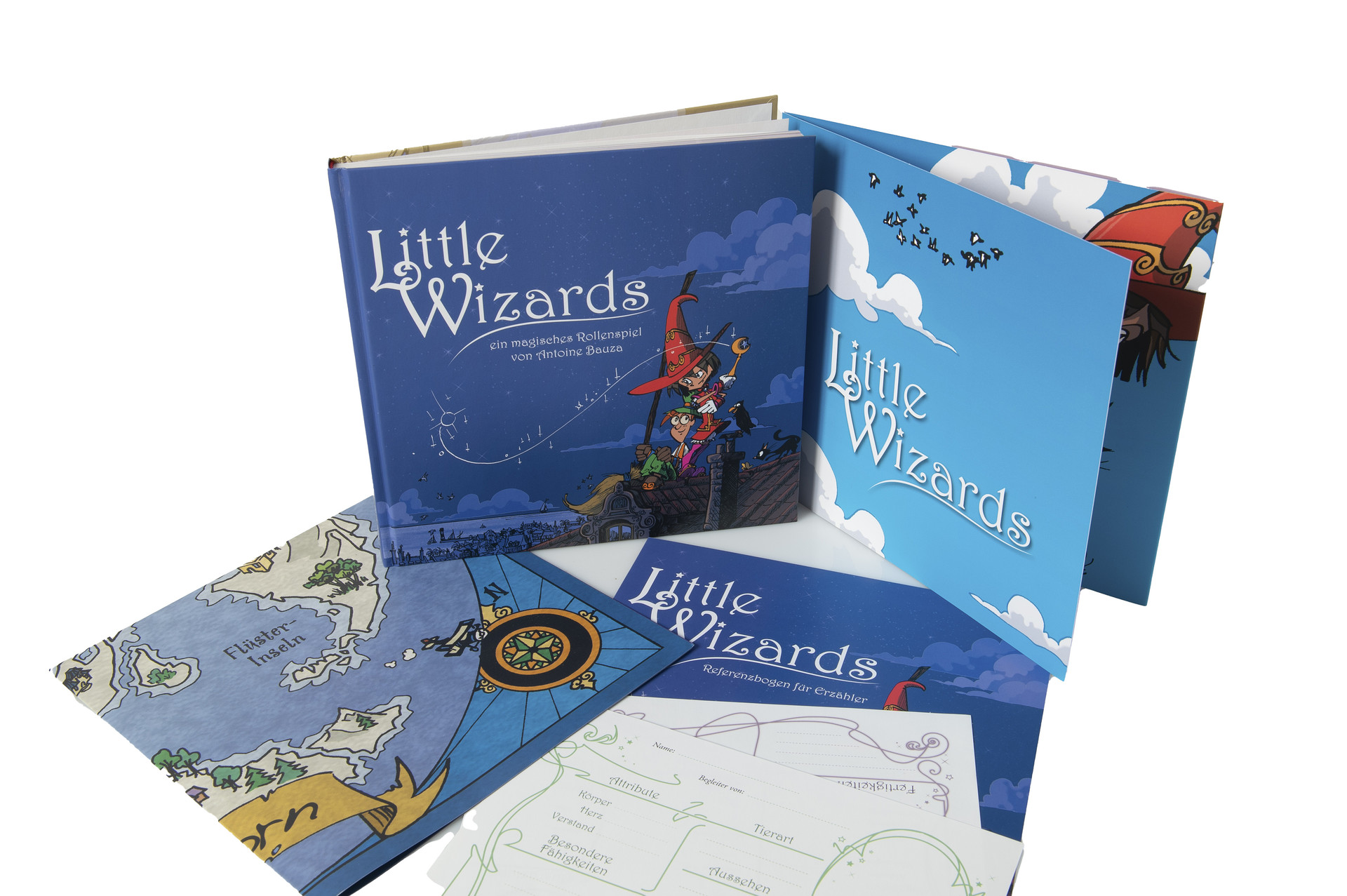 Das Spiel-Set "Little Wizards": ein Buch, eine Karte der fiktiven Welt, ein Aufsteller und einige lose Blätter.