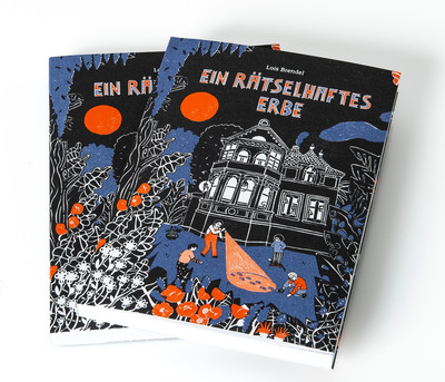 Zwei der Bücher "Rätselhaftes Erbe" liegen übereinander. Das Cover ist schwarz mit einer Illustration in weiß, leuchtendem Orange und Lila. Sie zeigt ein Haus und im Vordergrund Personen, die mit einer Taschenlampe leuchten. 