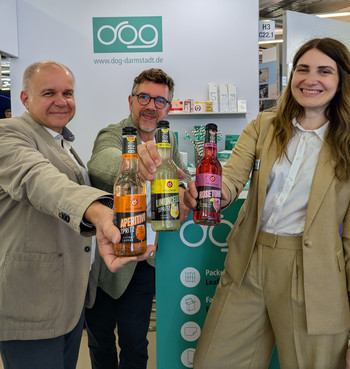 Stephan Engel, Ralf Lokay und Anna-Carin-Speneder-Magnet mit Cocktail-Flaschen am D.O.G.-Messestand Stephan Engel, Ralf Lokay und Anna-Carin-Speneder-Magnet mit Cocktail-Flaschen am D.O.G.-Messestand