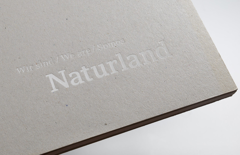 auf hellem Grund ist der Schriftzug "Naturland" geprägt auf hellem Grund ist der Schriftzug "Naturland" geprägt