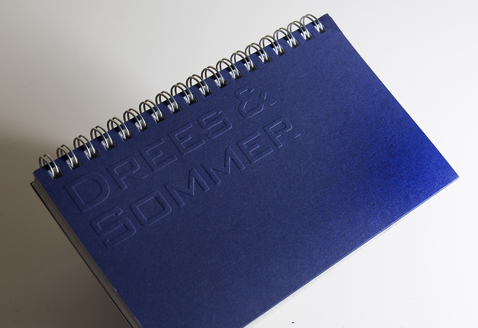 Blaues Notizbuch: Die Aufschrift "Drees & Sommer" ist auf das Cover geprägt 