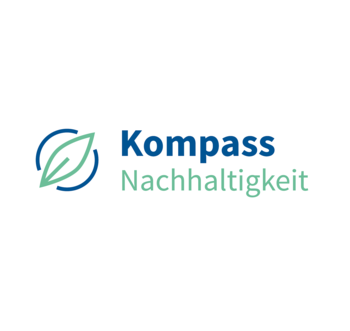 Logo des Kompass Nachhaltigkeit: ein Kompass in dunkelblau und hellgrün, daneben den Schrift "Kompass Nachhaltigkeit"