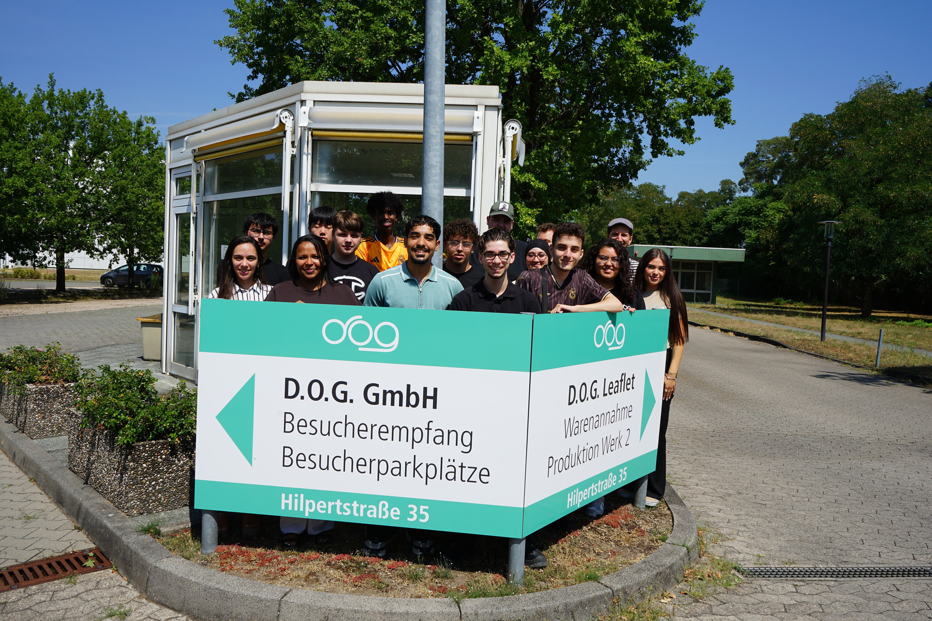 Neue Auszubildende vor dem D.O.G.-Schild Neue Auszubildende vor dem D.O.G.-Schild