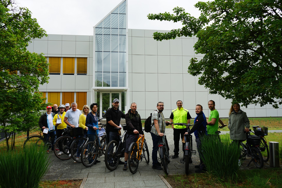 Das D.O.G. Team mit Fahrrädern Das D.O.G. Team mit Fahrrädern