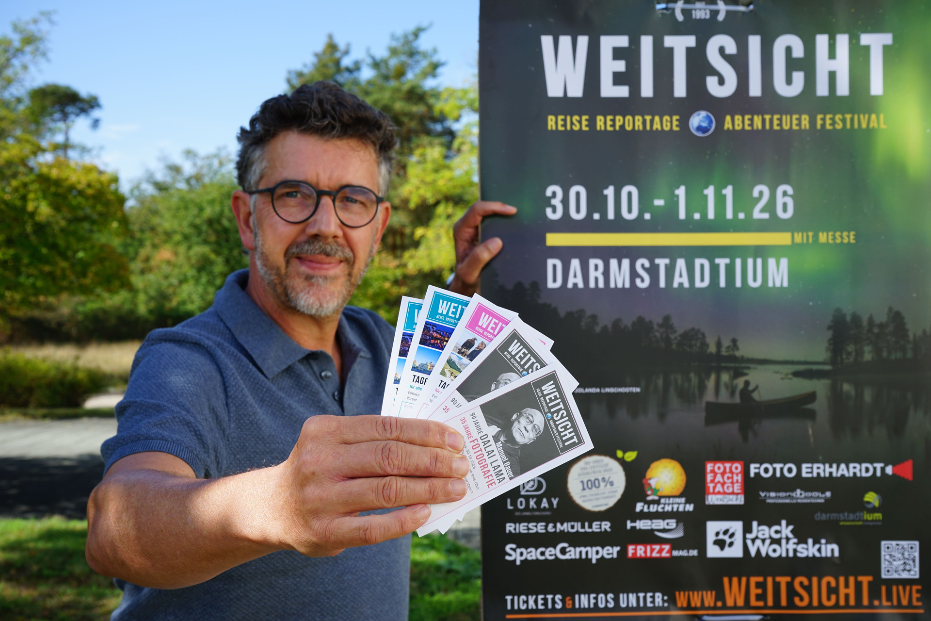 Ralf Lokay vor einem Weitsicht-Plakat Ralf Lokay vor einem Weitsicht-Plakat