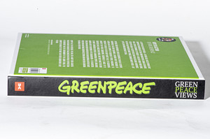 Buchrücken mit der geprägten Aufschrift "Greenpeace"