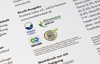 Detailaufnahme der im Bericht abgedruckten Siegel: EMAS, klimaneutral gedruckt, Cradle to Cradle und das Lokay 100% Vertrauenssiegel