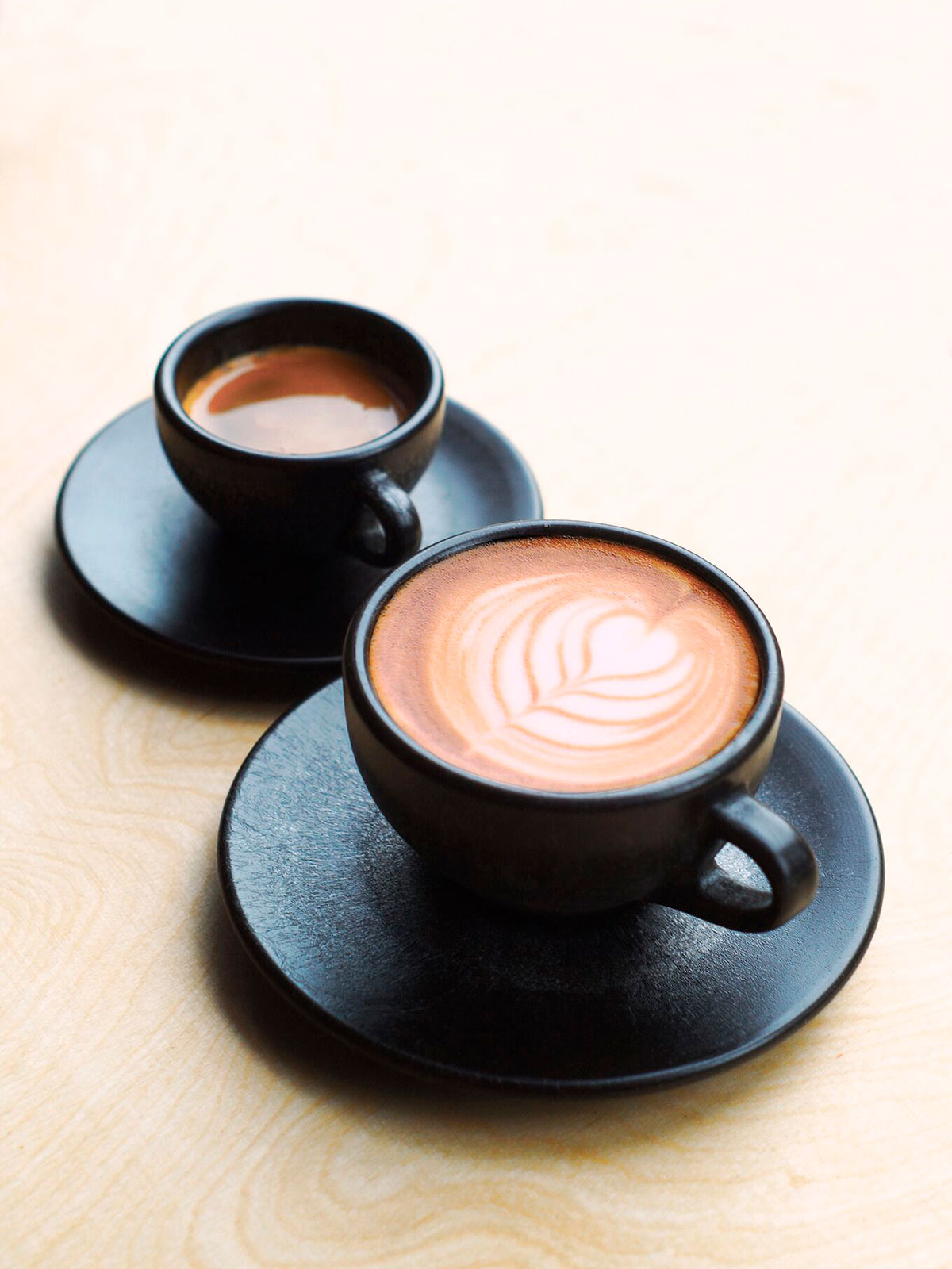 Klein, schwarz, stark: Upcycling-Espressotassen aus Kaffeesatz