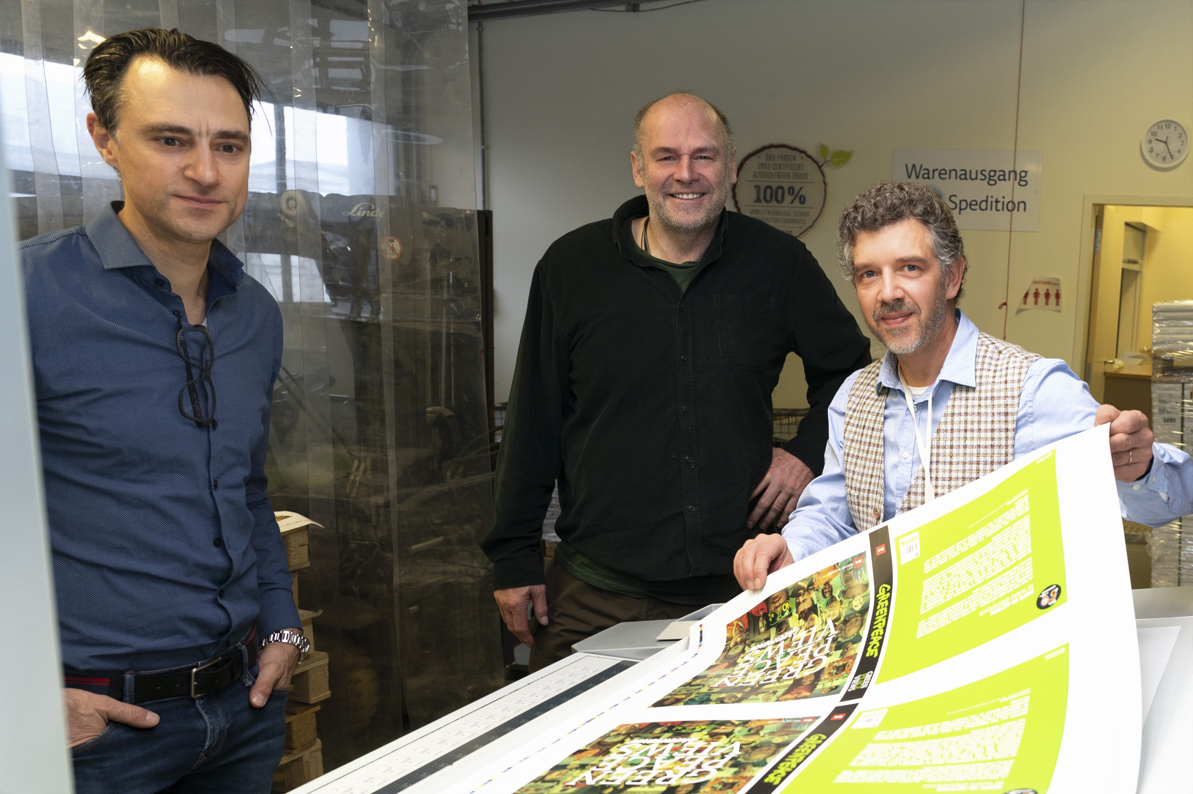 Ralf Lokay mit Besuch von Greenpeace und dem Delius Klasing Verlag in der Druckerei 