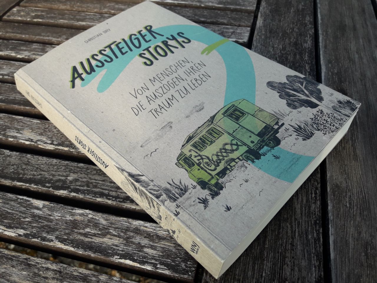 Cover des Buches "Aussteiger Storys" Unter dem Titel ist eine Illustration, die einen hellgrünen Campervan zeigt